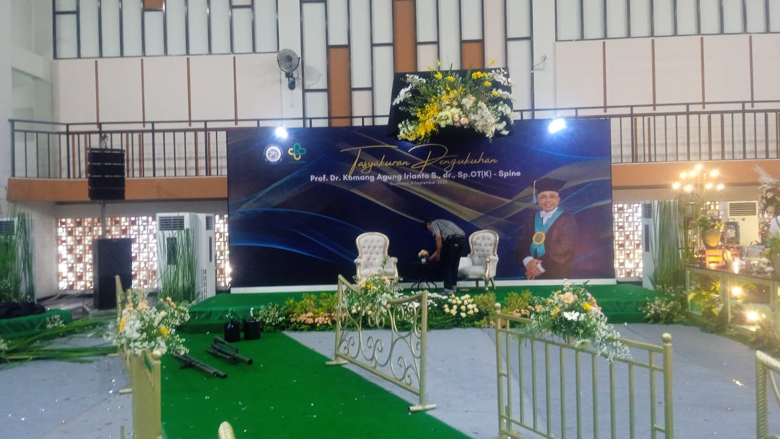 pengukuhannya sebagai guru besar yang berjudul Teknologi Muktahir Bedah Tulang belakang Untuk Indonesia Maju. Prof Komang merupakan Guru Besar dalam bidang ilmu Orthopaedic Spine Universitas Airlangga Surabaya, Jawa Timur 2023